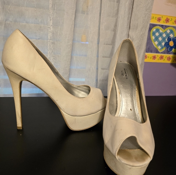 Unforgettable moments Stiletto heels size 9 Cream white glitter $20 - Picture 2 of 2